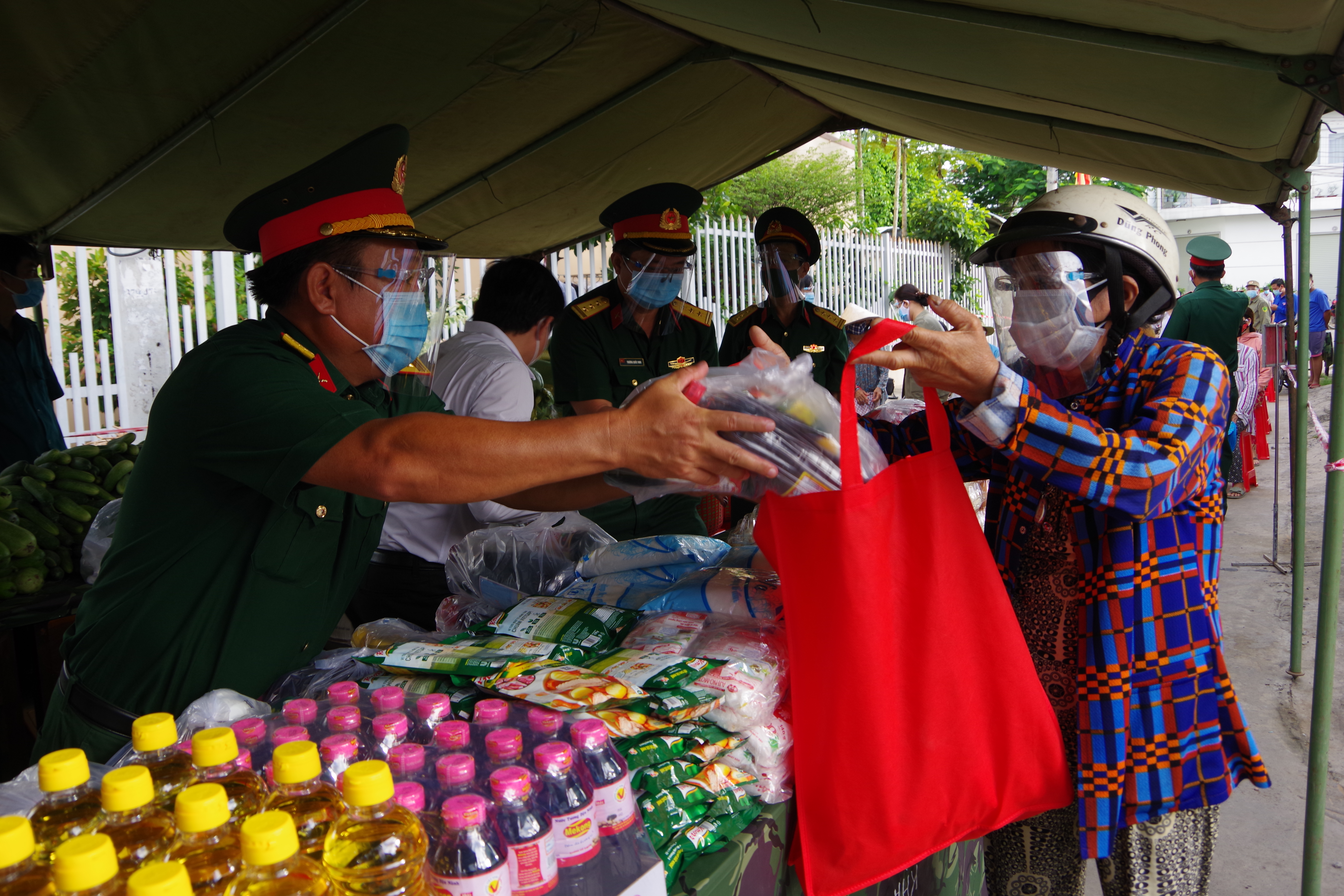 Tuyến sau hỗ trợ tuyến trước, giúp dân chống dịch

